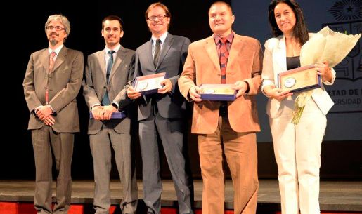 El Dr. Eduardo Tobar, director Académico, hizo entrega del reconocimiento a los mejores docentes del año.                                                                             