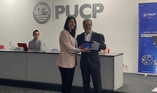 Jaime Muñoz recibiendo el premio a la trayectoria en Educación Continua otorgado por REDUC.