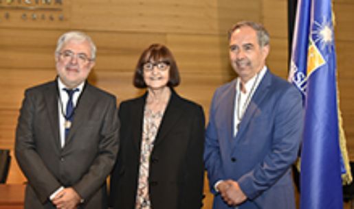Doctores Manuel Kukuljan, decano saliente de la Facultad de Medicina; Rosa Devés, rectora de la Universidad de Chile y Miguel O'Ryan, decano 2022-2026