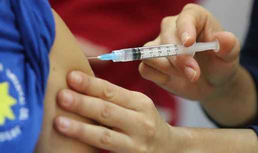 El doctor Miguel O'Ryan recalcó la importancia de la vacunación y, en particular, de la segunda dosis entre los adultos mayores que ya recibieron su primera inoculación.