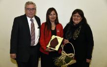 El rector Vivaldi, Sandra Oyarzo y la presidenta del Colegio de Matronas y Matrones de Chile Anita Román 