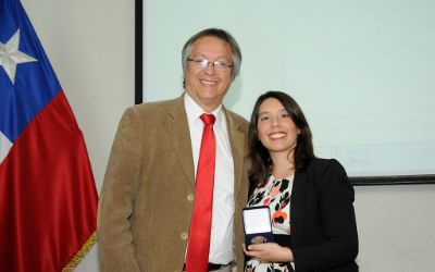 Dr. Óscar Arteaga, entregando el reconocimiento.