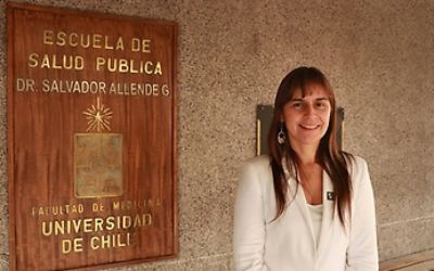  Verónica Iglesias, directora de la Escuela de Salud Pública de la Universidad de Chile, fue la encargada de dar la bienvenida a los nuevos estudiantes.