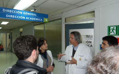 El Dr. Óscar Arteaga acompañó a los estudiantes a recorrer dependencias del Hospital Clínico UCh.