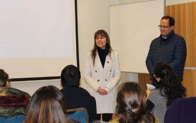 La Dra. Verónica Iglesias, Directora de la Escuela de Salud Pública les dio la bienvenida al inicio de su estadía. La Dra. Verónica Iglesias, Directora de la Escuela de Salud Pública les dio la bienvenida al inicio de su estadía.