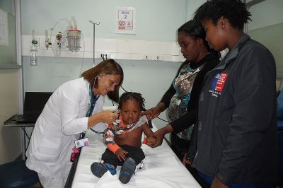 De acuerdo con la “Política de salud del migrante” elaborada en 2015, un 26,6 por ciento de niños, niñas y adolescentes migrados no estaban adscritos a ningún sistema de salud (Fonasa o Isapre)