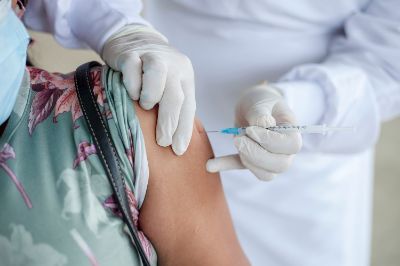 El lento avance de la vacunación contra el COVID-19 en Sudamérica podría implicar un riesgo para el manejo de la pandemia a nivel local.