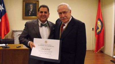 El presidente de la Academia Chilena de Medicina, doctor Humberto Reyes, entrega el diploma que certifica su calidad de miembro correspondiente al doctor Mario Uribe