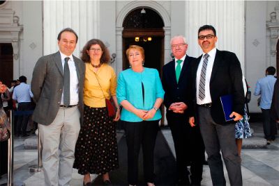 Doctores Christian González-Billaut y Andrea Slachevsky, junto a la Presidenta de la República, Michelle Bachelet, al profesor Rubén Covarrubias y al doctor Flavio Salazar.
