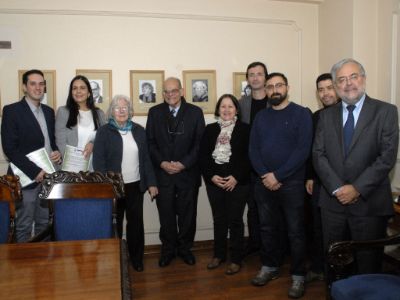 Los premiados junto a algunos de los tutores y los doctores Jorge Allende, Catherine Connelly y Manuel Kukuljan