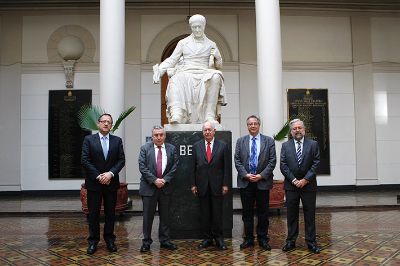 Harald Bayer, rector Ennio Vivaldi, ex Presidente Lagos, Oscar Arteaga,  y decano Manuel Kukuljan 