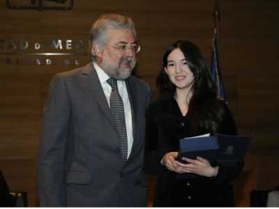El doctor Manuel Kukuljan entregó el premio como mejor egresada 2016 a Anay Irarrázabal Fernández. 