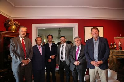 Las comitivas participantes de este encuentro académico se reunieron con el embajador de Chile en Suecia, José Goñi