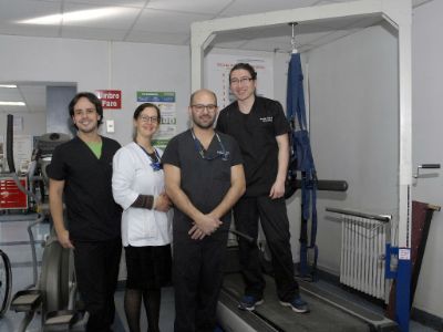 La doctora Loreto Vergara junto a parte del equipo de kinesiólogos de su servicio, Cristián Kamisato, Eusebio Castro y Román Alarcón