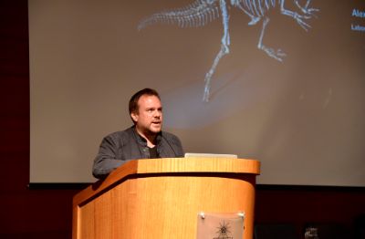 Alexander Vargas ofreció la conferencia "El dinosaurio interior de las aves: lecciones evolutivas desde sus embriones"