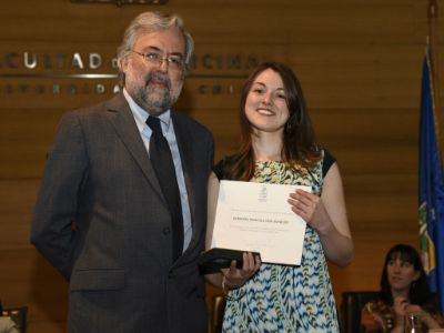 El doctor Manuel Kukuljan entregó el premio a la egresada con mejor rendimiento académico, Katherine Silva. 