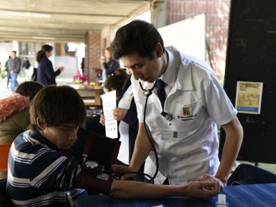 Estudiantes y académicos de diferentes departamentos de la Facultad de Medicina han participado activamente de ferias de salud en otras unidades de la corporación. 
