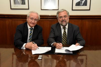 Decanos Luis Ibáñez y Manuel Kukuljan formalizan el acuerdo de colaboración