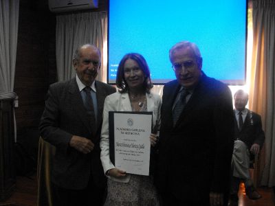Doctores Vicente Valdivieso, Verónica Mericq y Humberto Reyes, presidente de la Academia Chilena de Medicina. (Foto: Academia Chilena de Medicina)