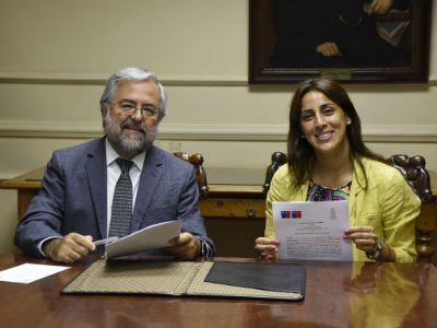 El doctor Manuel Kukuljan y la subsecretaria del Ministerio del Deporte, Nicole Sáez, durante la firma del convenio.