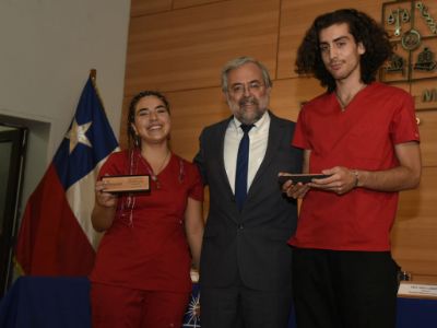 Sabina Velásquez y Roberto Tapia fueron distinguidos por el decano, doctor Manuel Kukuljan, como los egresados de mejor rendimiento académico. 