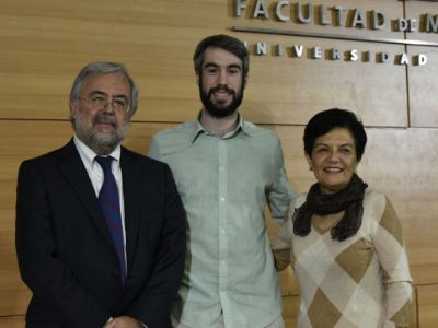 Doctores Manuel Kukuljan y Graciela Rojas junto al moderador del debate, el estudiante y senador universitario Diego Alonso. 