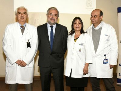 Doctores Juan Kehr, director Hospital San Juan de Dios; Manuel Kukuljan, Andrea Mena, directora clínica de la Facultad de Medicina, y Sergio Bozzo.