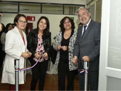 El tradicional corte de cinta realizado por las profesoras Cecilia Estrada, Lorena Binfa y Erika Carreño, junto al doctor Manuel Kululjan. 