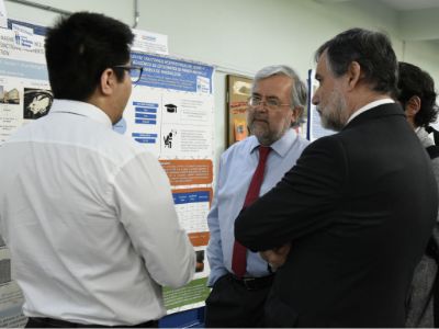 El doctor Manuel Kukuljan, decano de la Facultad de Medicina, junto al doctor Fernando Gabler, recorrieron la muestra. 