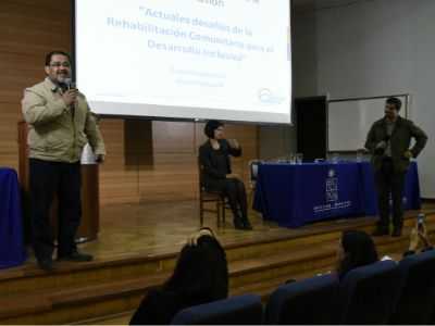 Los panelistas Eladio Recabarren y Mauro Tamayo, alcalde de Cerro Navia, expusieron "actuales desafíos de la rehabilitación comunitaria para el desarrollo inclusivo". 