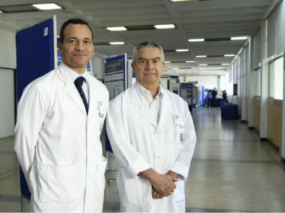 Doctores Pablo Romero, subdirector del Departamento de Oftalmología, y Marcelo Unda, director. 