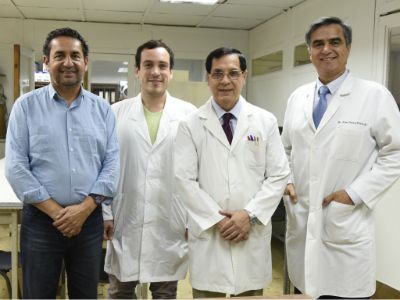 Dres. Rubén Aguayo, del Hosp. San Juan de Dios; Jaime González, del HCUCH; Ramón Rodrigo y Juan Carlos Prieto, parte de los autores de esta investigación.