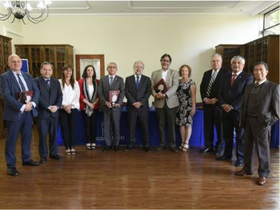 Al centro, el decano de la Facultad de Medicina, doctor Manuel Kukuljan, junto a los asistentes de esta II Reunión Internacional