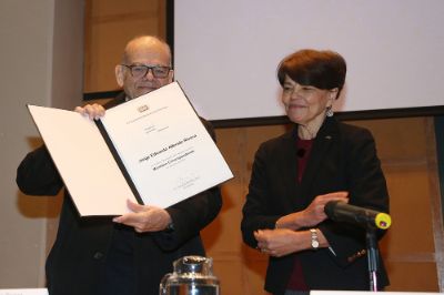 En el auditorio Carlos Graef de la Facultad de Ciencias de la UNAM se realizó la ceremonia en que el profesor Jorge Allende ingresó a la Academia de Ciencias de México.