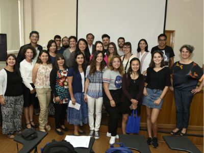 El grupo de estudiantes extranjeros junto al equipo de la Dirección de Relaciones Internacionales. 