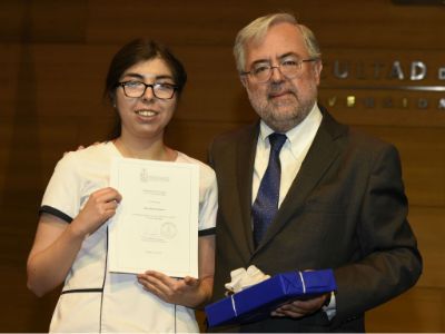 La enfermera Valeria Ibarra recibió su premio como mejor rendimiento académico de parte del decano de la Facultad de Medicina, doctor Manuel Kukuljan. 