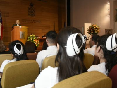 El doctor Manuel Kukuljan llamó a los nuevos titulados a mantener en alto los valores de la Universidad de Chile.