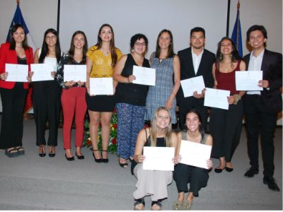 Algunos de los nuevos licenciados de la generación 2018, junto a la profesora Laura Rueda