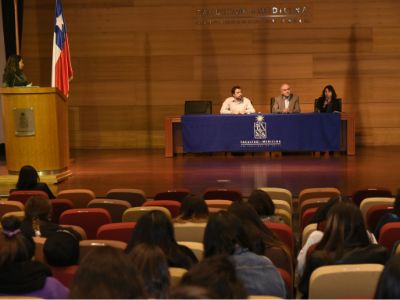 Los conferencistas Rodrigo Fllores, Fernando Santibáñez y Rebecca Kanter