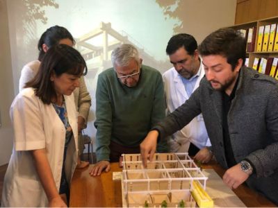 Los doctores Santolaya y Sepúlveda, junto al arquitecto Tomás Santander, presentaron al director del HLCM, doctor Jorge Lastra, la maqueta del nuevo edificio. 