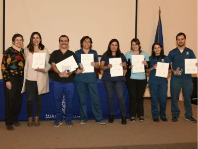 La doctora Isabel Segovia (a la izquierda) con un grupo de los profesionales de la salud destacados. 