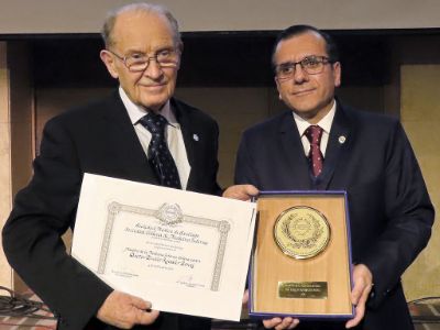 El doctor Roessler recibió la distinción de manos de Gilberto González, presidente de la Sociedad Médica de Santiago