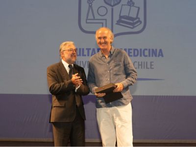 El padre del doctor Esteban Forray recibió, muy orgulloso, el premio a la Excelencia Académica 2019 entregado por el decano de la Facultad de Medicina, doctor Manual Kukuljan