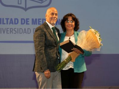El doctor Esteban Cortés, director de la Escuela de Medicina, entregó el premio de Mejor Docente a la doctora Emilia Sanhueza. 