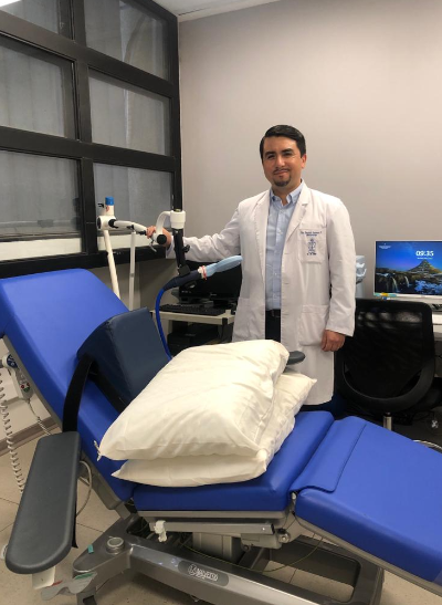 El doctor Daniel Jiménez muestra el equipo mediante el cual se realiza la estimulación magnética transcraneal, un sistema que funciona con campos magnéticos sobre la corteza cerebral