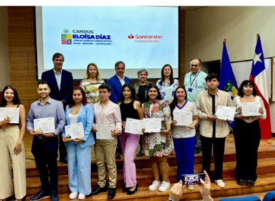 El grupo de estudiantes ganadores y autoridades de las tres facultades que componen el Campus Eloísa Díaz