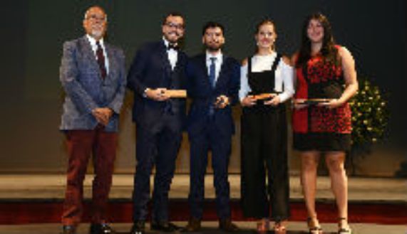 Doctor Esteban Cortés junto a los mejores egresados 2017, doctores Yerco Goldman, Felipe Carrillo, Francisca Madrid y Trinidad Pinochet. 