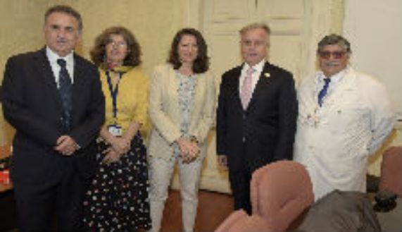 El profesor Rafael Epstein, la dra. Andrea Slachevsky, la ministra Agnes Buzyn, el ministro Emilio Santelices y el doctor Carlos Altamirano.  
