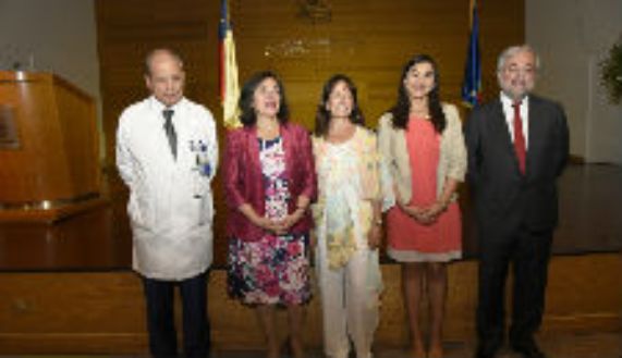 Doctores Jorge Hasbún, director del HCUCH; Gloria Burgos; María Elena Santolaya; Izkia Siches, presidenta del Colegio Médico, y Manuel Kukuljan. 