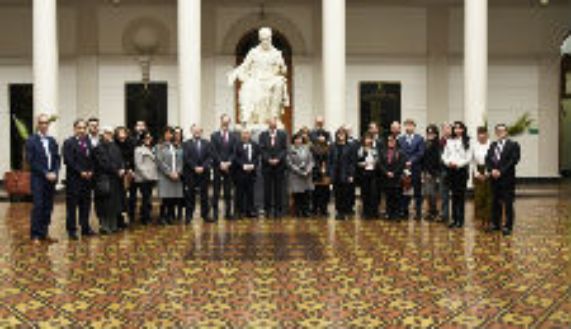 Autoridades y académicos de las universidades de Chile y Groningen celebraron la creación del programa de doctorado conjunto entre ambas instituciones. 